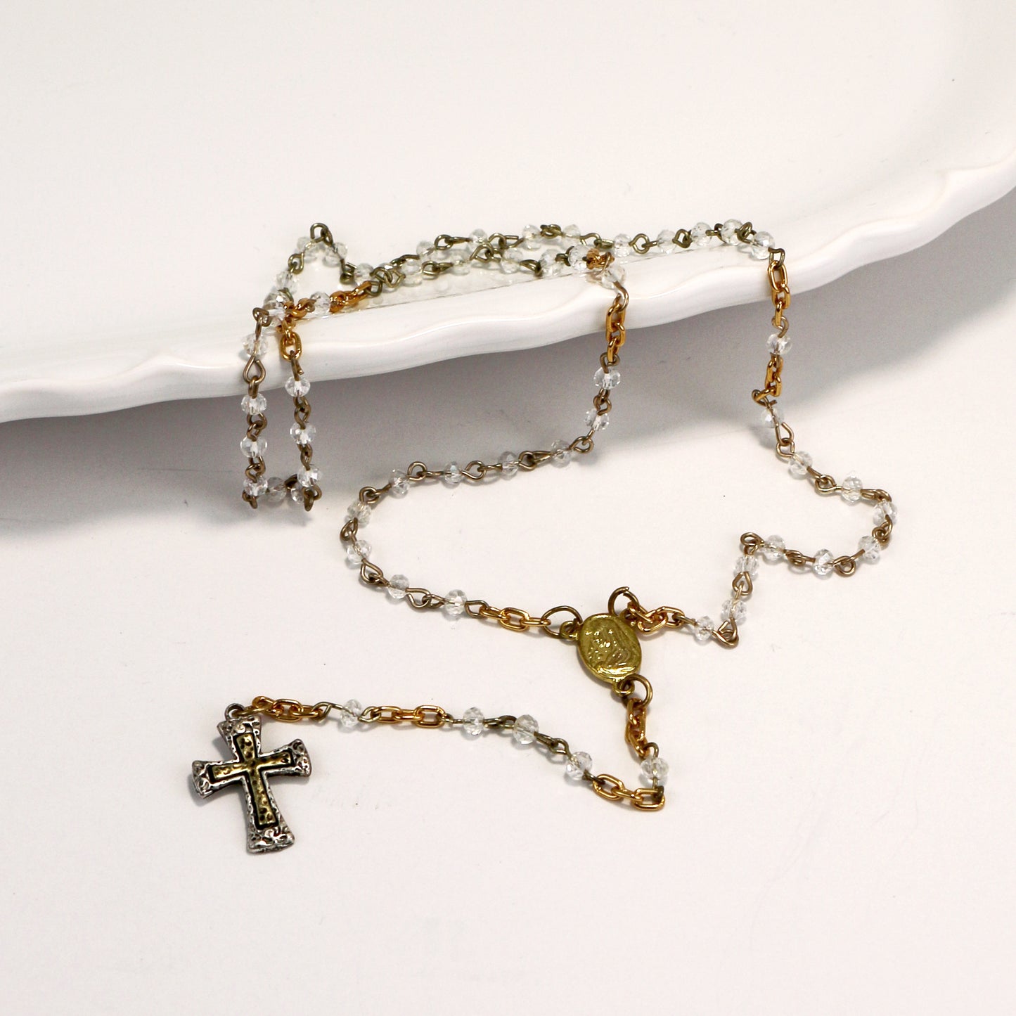 Ginette Reno - Chapelet avec billes translucides, croix ornée argentée et dorée 189-2