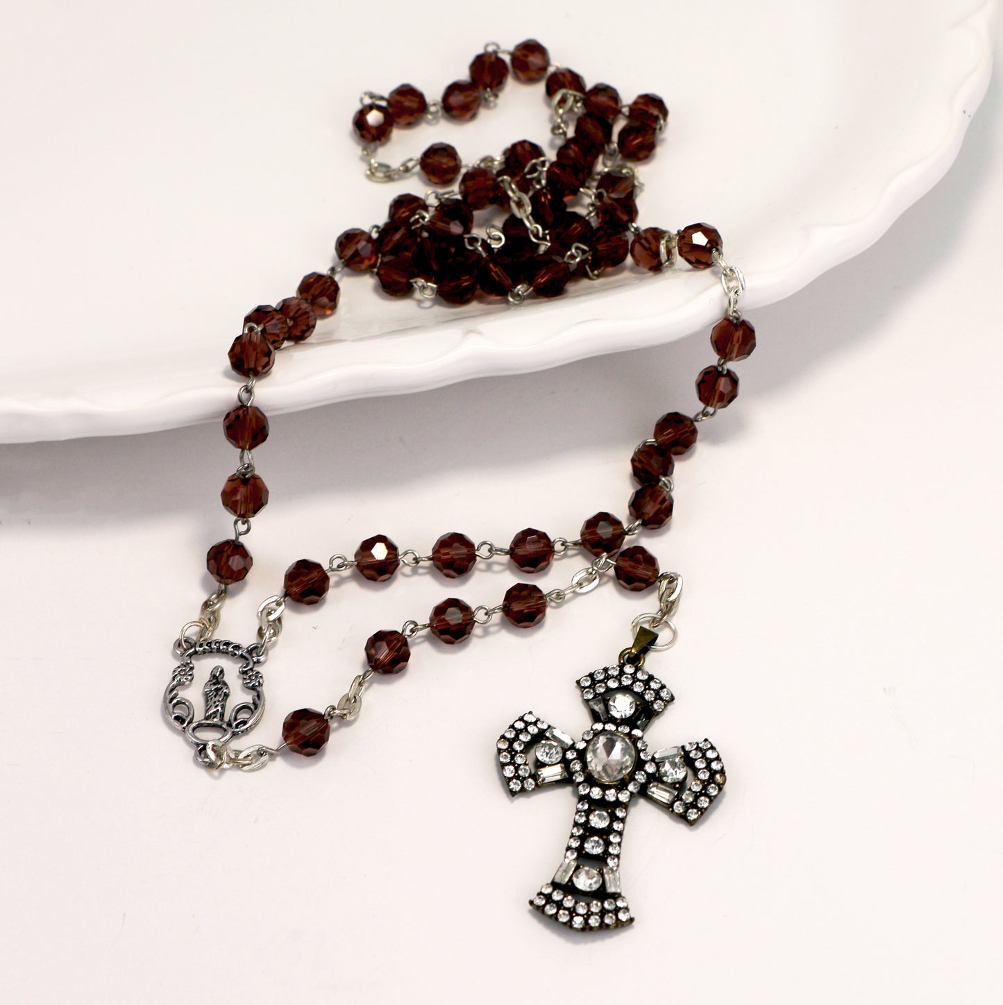 Ginette Reno - Chapelet avec billes bourgognes translucides, croix ornée de pierres 191-2