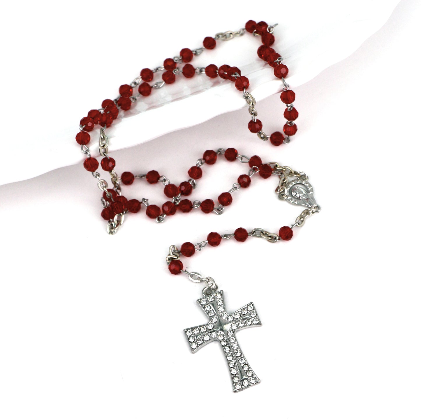 Ginette Reno - Chapelet avec billes rouges, croix argentée et pierres 201-7