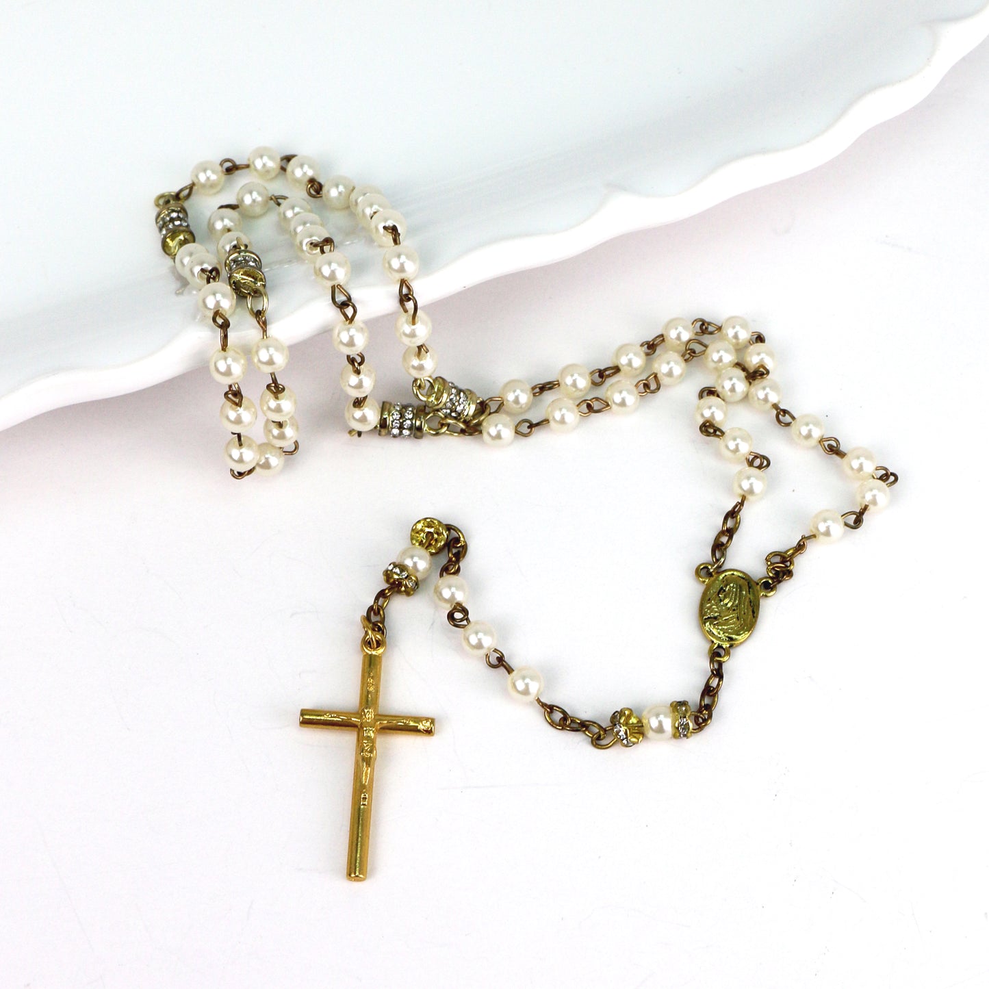 Ginette Reno - Chapelet avec perles blanches, croix dorée 213-2