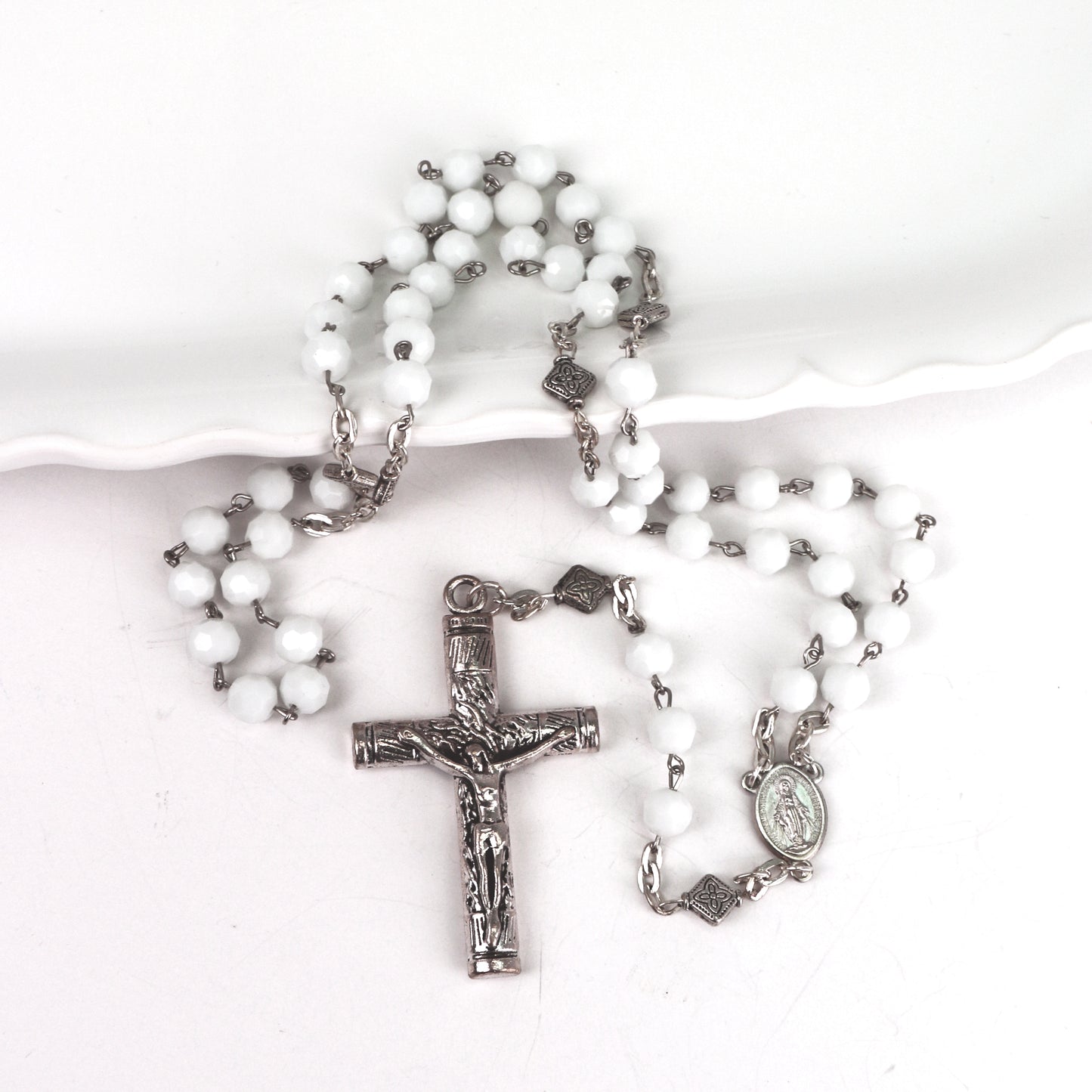 Ginette Reno - Chapelet avec billes blanches, croix argentée avec le Christ 225-2