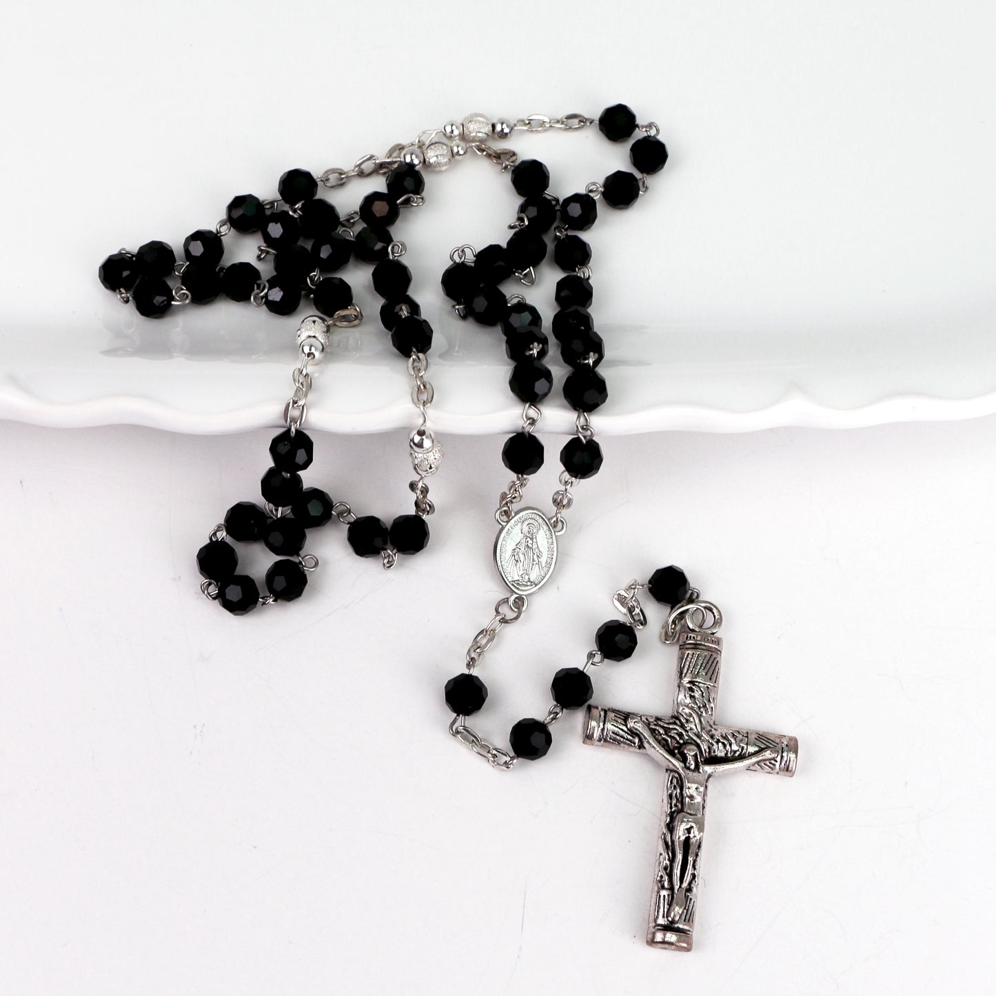 Ginette Reno - Chapelet avec billes noires, croix argentée avec le Christ 226-1