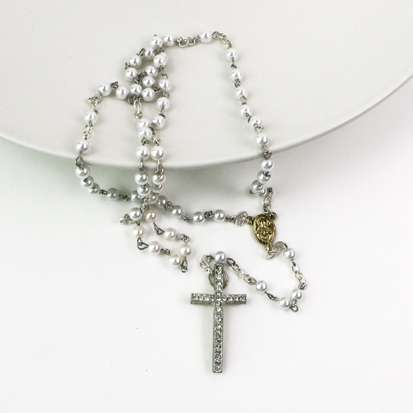 Ginette Reno - Chapelet avec perles blanches, croix ornée faux diamants 267-1