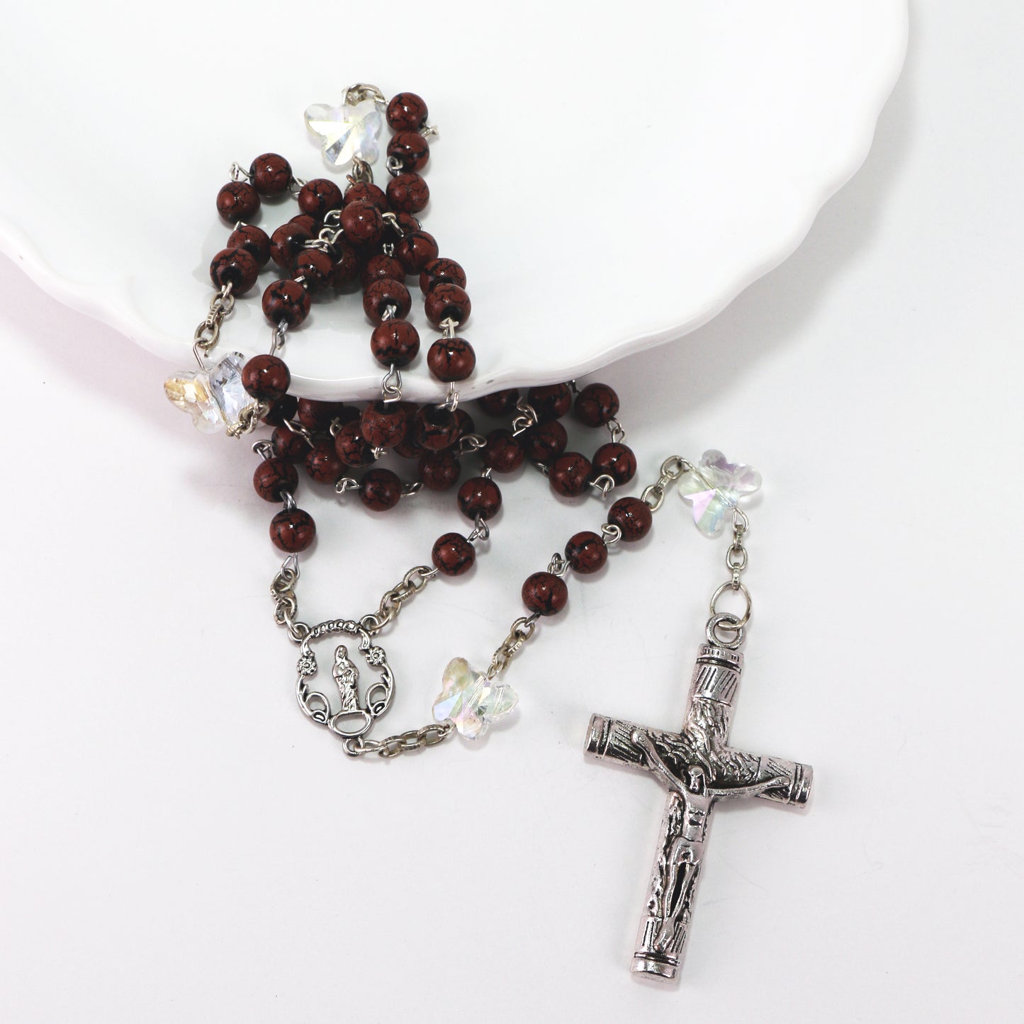 Ginette Reno - Chapelet avec billes marbrées noires et terres et papillons, croix argentée avec le Christ 281-1