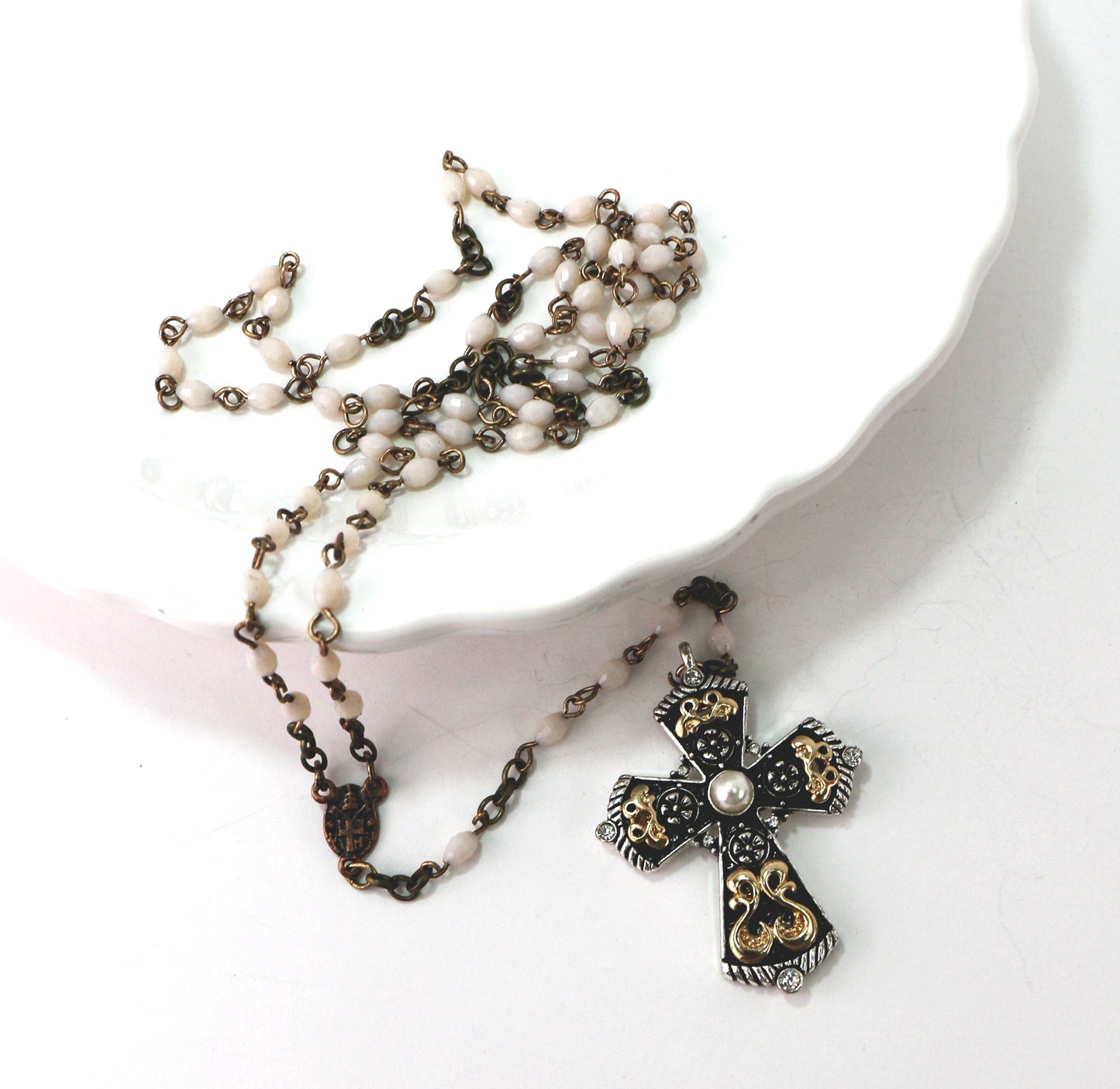 Ginette Reno - Chapelet avec perles ovales blanche, croix ornée 296-1