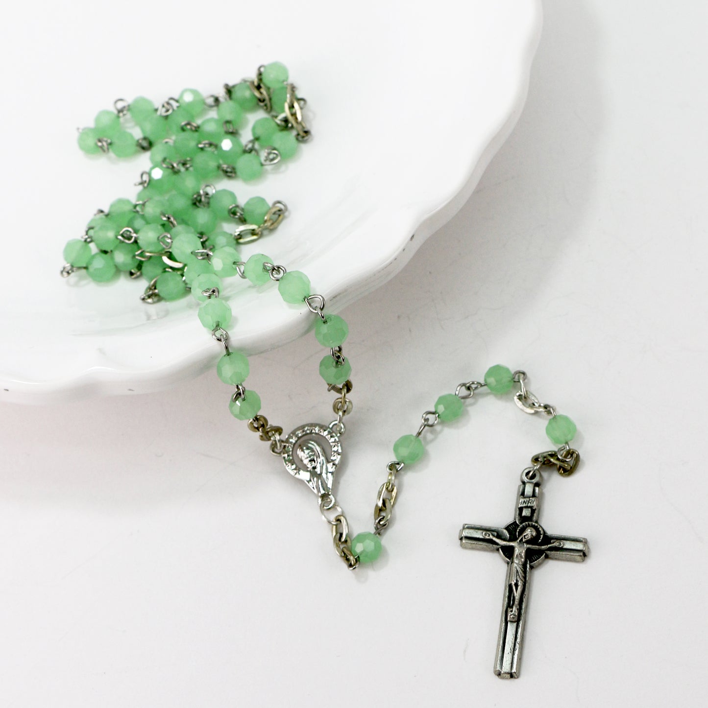 Ginette Reno - Chapelet avec billes vertes, croix ornée du Christ 302-1
