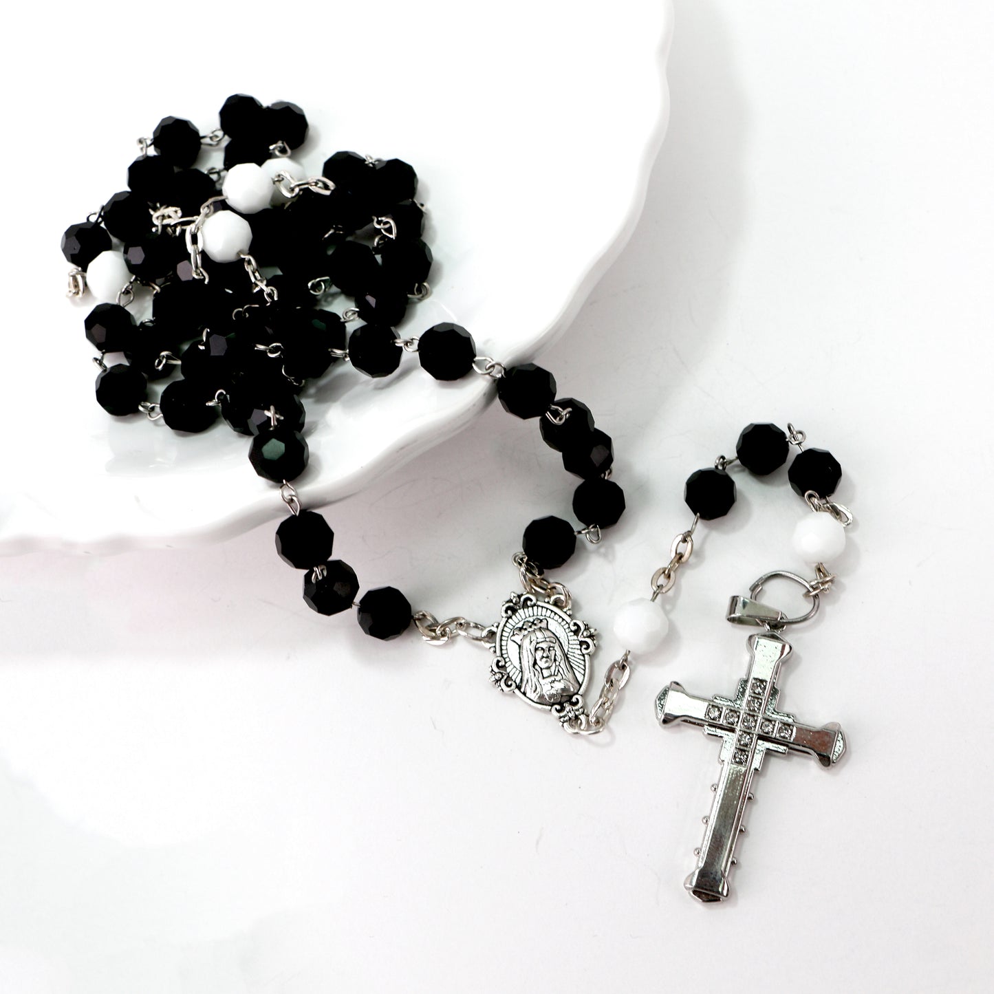 Ginette Reno - Chapelet avec billes noires et blanches, croix argentée ornée faux diamants 305-1
