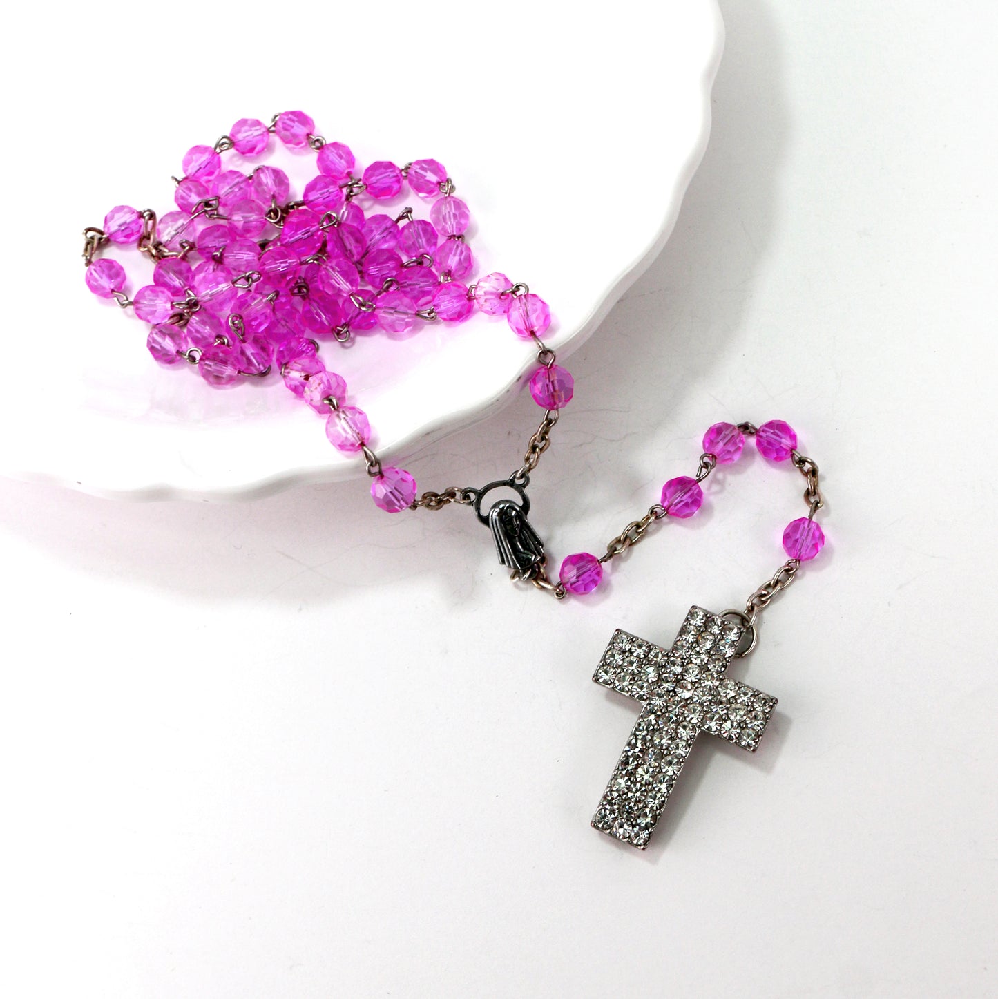 Ginette Reno - Chapelet avec billes translucides roses, croix ornée de pierres 306-1