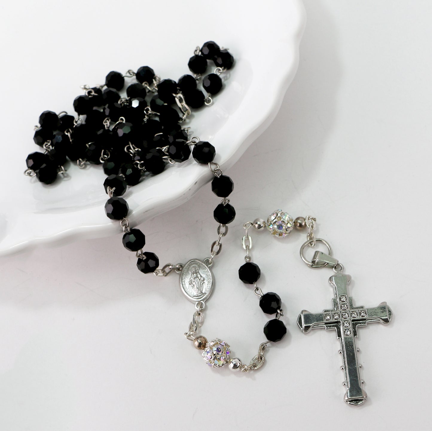 Ginette Reno - Chapelet avec billes noires, croix argentée ornée faux diamants 308-2