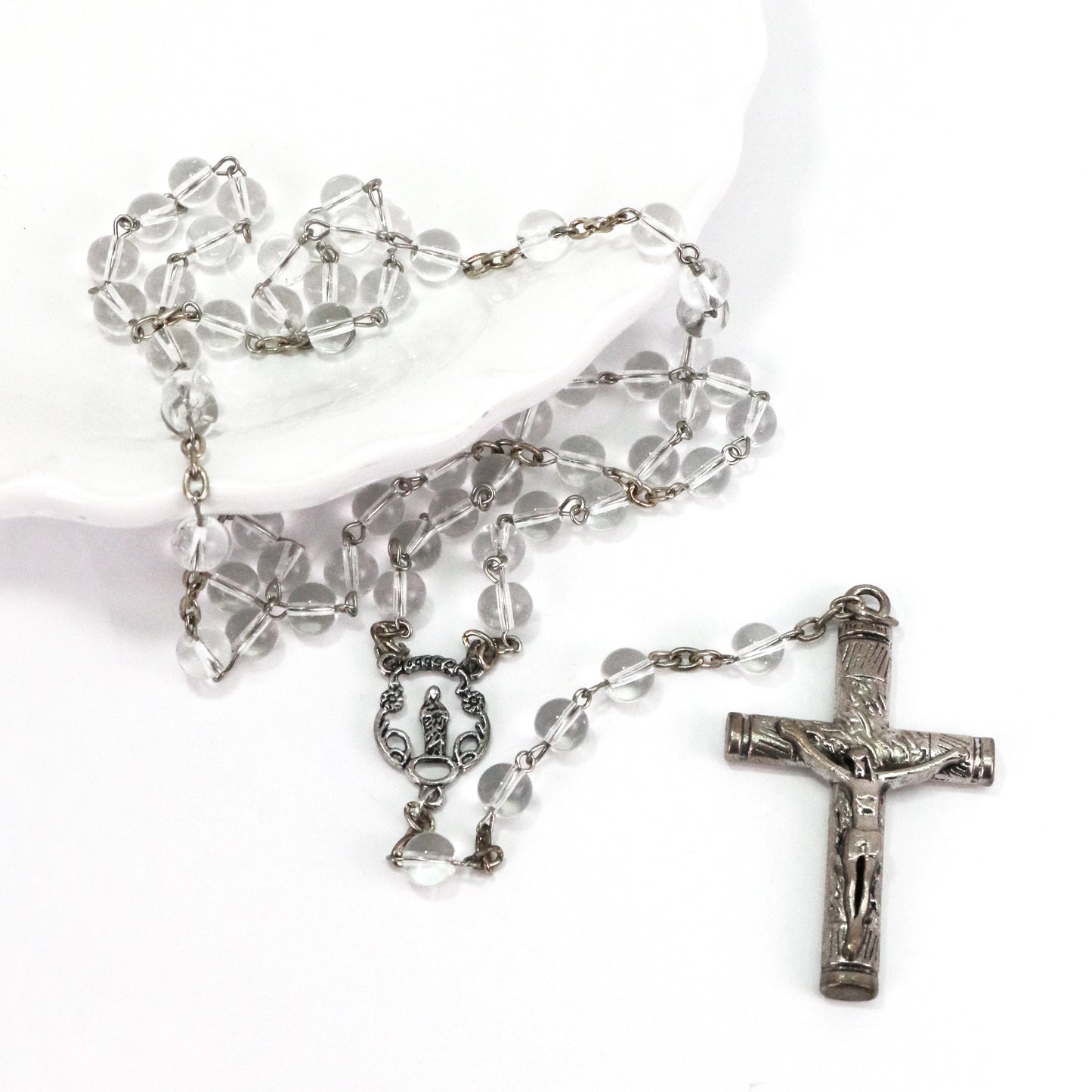 Ginette Reno - Chapelet avec billes translucides, croix ornée du Christ 394-8