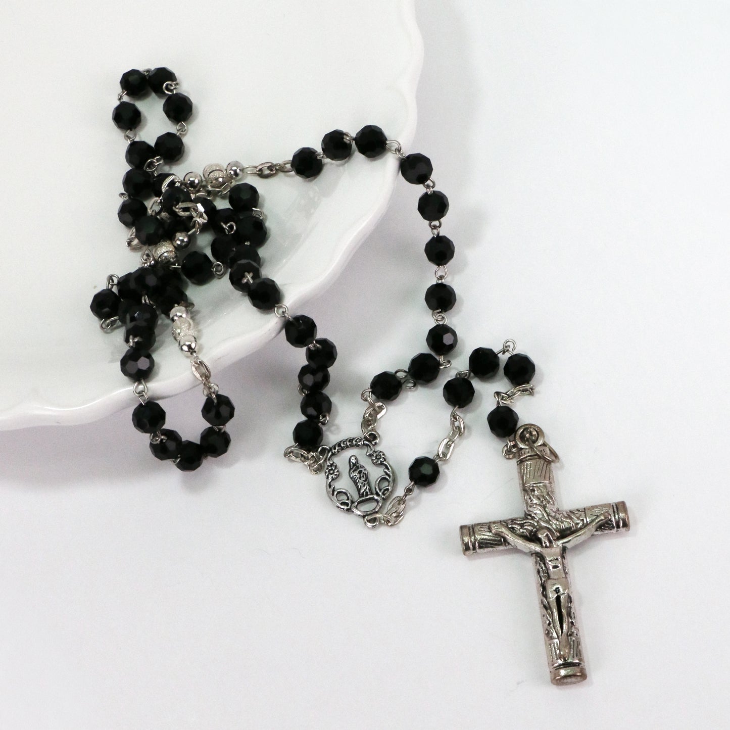 Ginette Reno - Chapelet avec billes noires, croix ornée du Christ 395