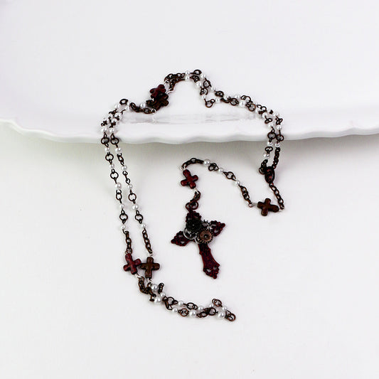 Ginette Reno - Chapelet avec perles blanches, croix ornée cuivrée  163-1