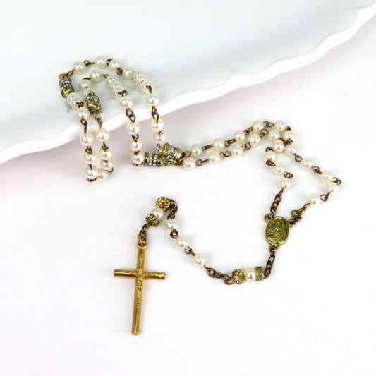 Ginette Reno - Chapelet avec perles blanches, croix dorée 213-2