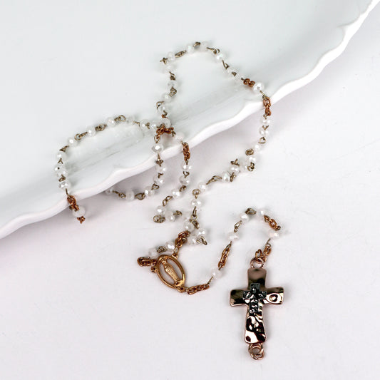Ginette Reno - Chapelet avec perles blanches, croix 2 tons 219-2