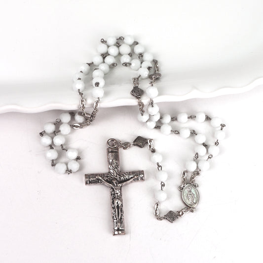 Ginette Reno - Chapelet avec billes blanches, croix argentée avec le Christ 225-2