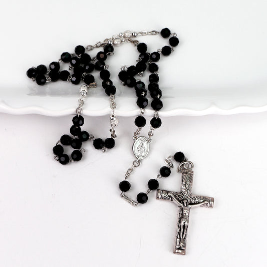 Ginette Reno - Chapelet avec billes noires, croix argentée avec le Christ 226-1