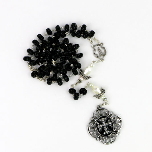 Ginette Reno - Chapelet avec billes noires brillantes, croix spéciale 2 tons 250-1