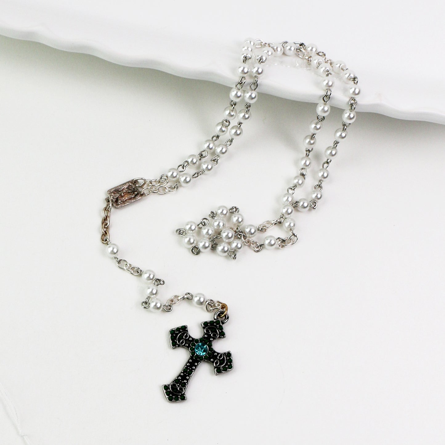 Ginette Reno - Chapelet avec perles blanches, croix ornée turquoise 265-1
