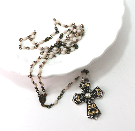 Ginette Reno - Chapelet avec perles ovales blanche, croix ornée 296-1