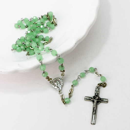 Ginette Reno - Chapelet avec billes vertes, croix ornée du Christ 302-1
