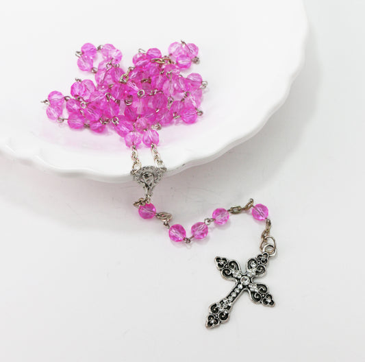 Ginette Reno - Chapelet avec billes translucides roses, croix ornée 303-1