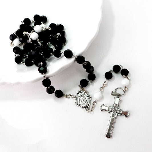 Ginette Reno - Chapelet avec billes noires et blanches, croix argentée ornée faux diamants  305-1