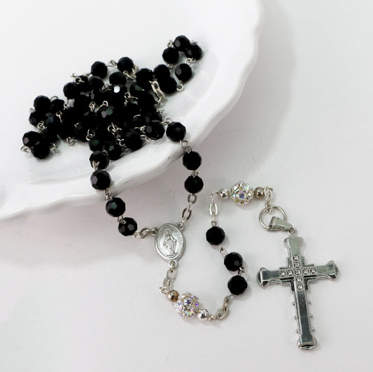 Ginette Reno - Chapelet avec billes noires, croix argentée ornée faux diamants  308-2