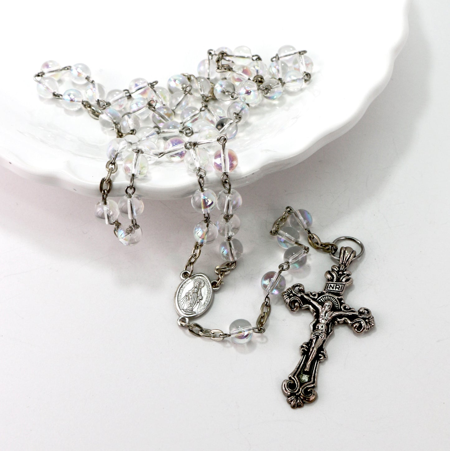 Ginette Reno - Chapelet avec billes translucides iridescentes, croix ornée du Christ 311-2