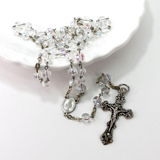 Ginette Reno - Chapelet avec billes translucides iridescentes, croix ornée du Christ 311-2