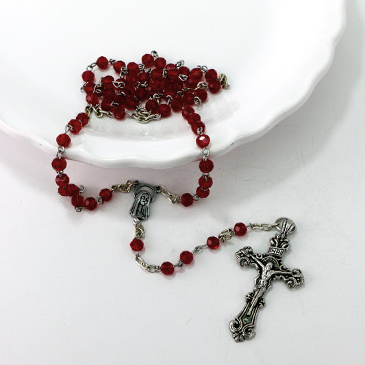 Ginette Reno - Chapelet avec billes rouge, croix ornée du Christ 318-2