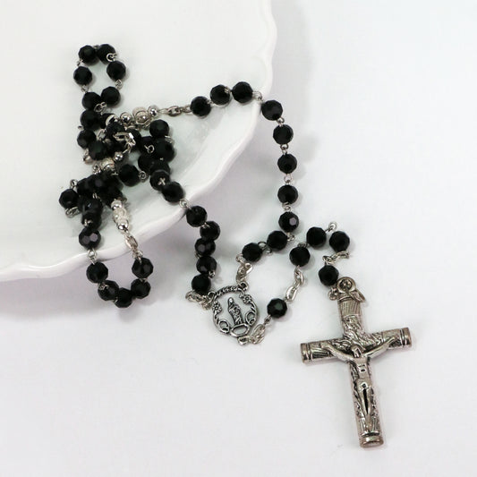 Ginette Reno - Chapelet avec billes noires, croix ornée du Christ 395