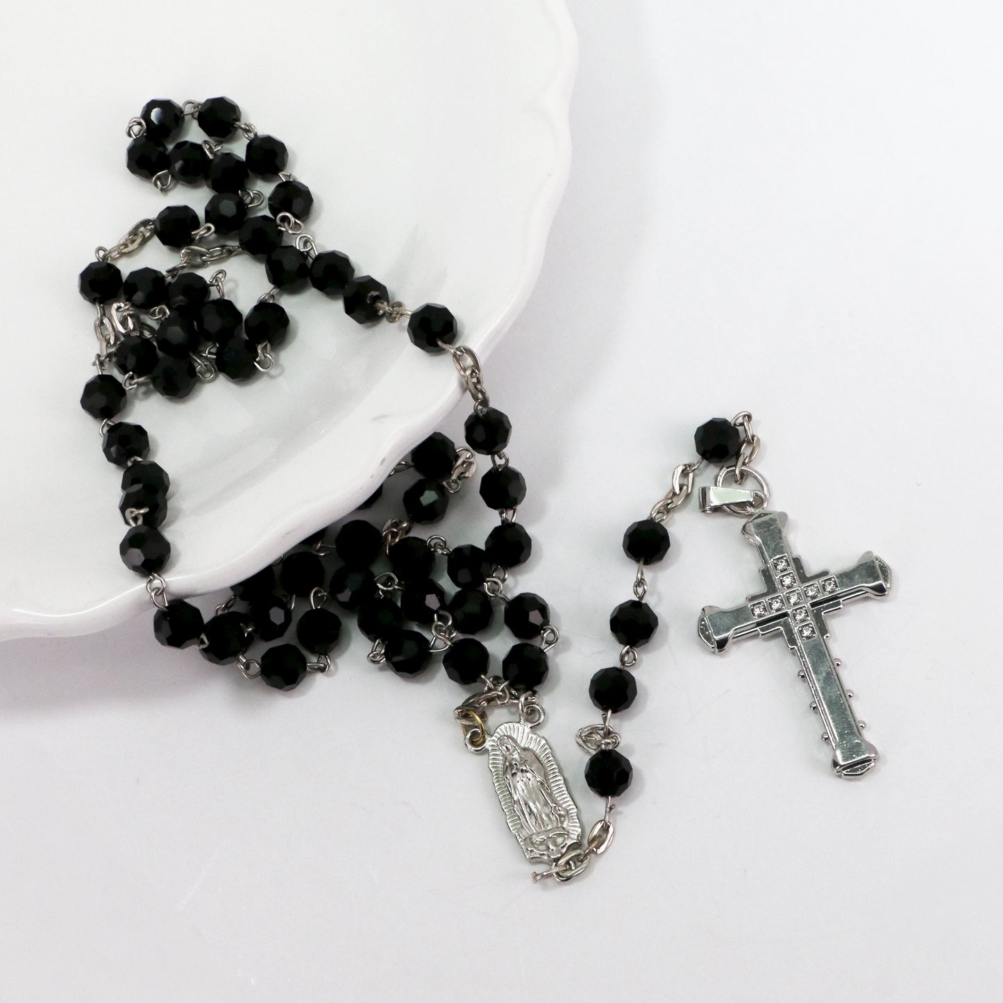 Ginette Reno - Chapelet avec billes noires,  croix argentée ornée 398