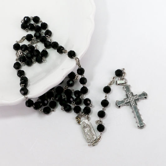 Ginette Reno - Chapelet avec billes noires,  croix argentée ornée 398